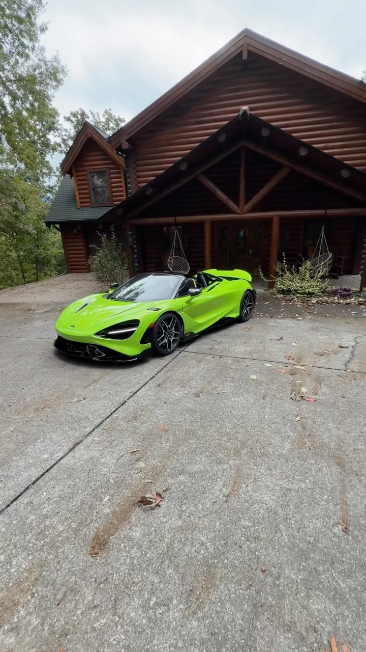てむ zr1x kicked the #mclaren #765ltspider out of the garage in Florida