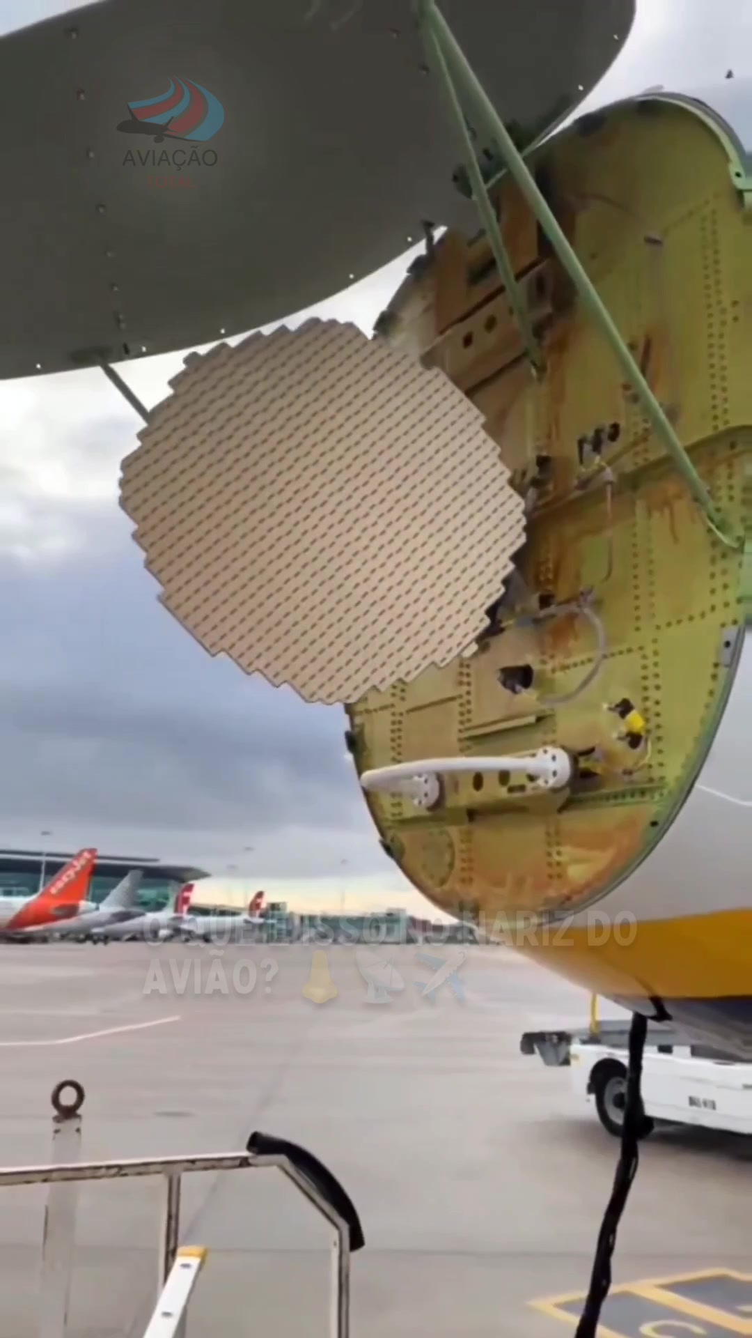 A gente explica 👇👇👇 A parte frontal de um avião a jato, onde fica o ...
