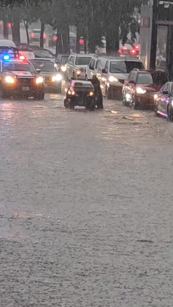 🚨🌧️ ¡Atención, vecinos! TOTALMENTE INUNDADO🌧️🚨 La López Portillo ...