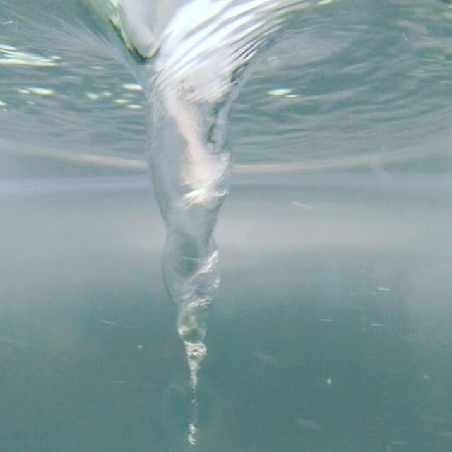 エディの入り口で水中から見た渦潮の様子が見えます。 At the entrance