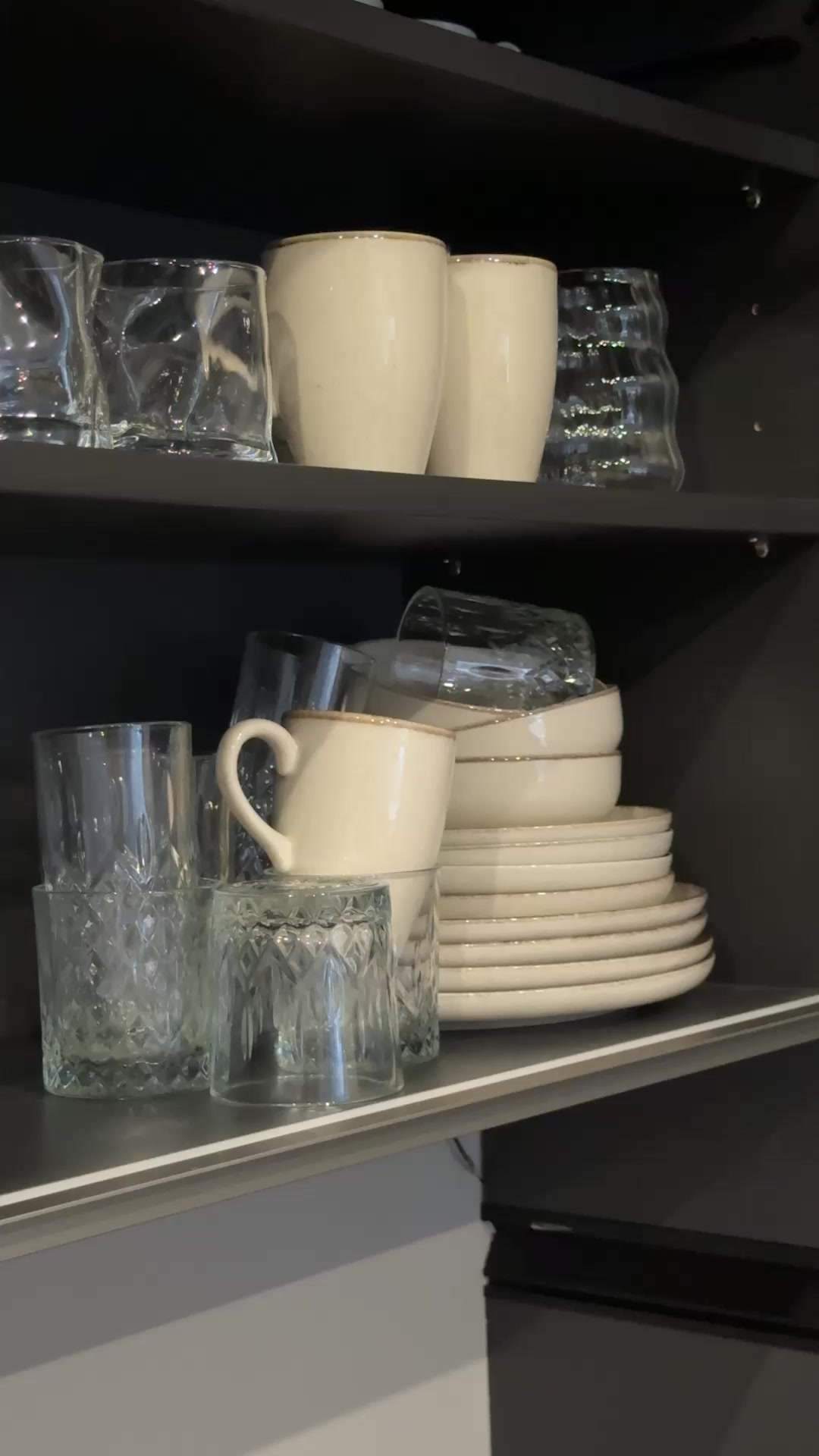 Schrank auf, Chaos aus ✨ Unser Regaleinsatz bringt doppelt so viel Platz in deinen Küchenschrank. Alles schön gestapelt, easy erreichbar & richtig harmonisch sortiert., Regaleinsatz: 36360007,