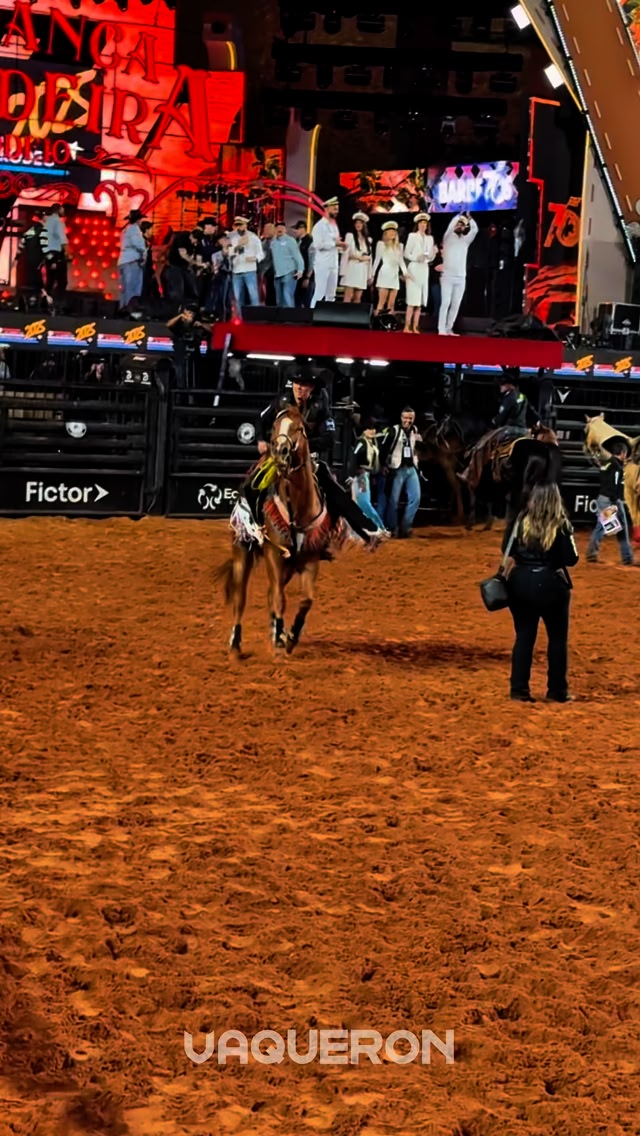 Álvaro Álvarez celebra con orgullo su victoria en una etapa del Rodeo ...