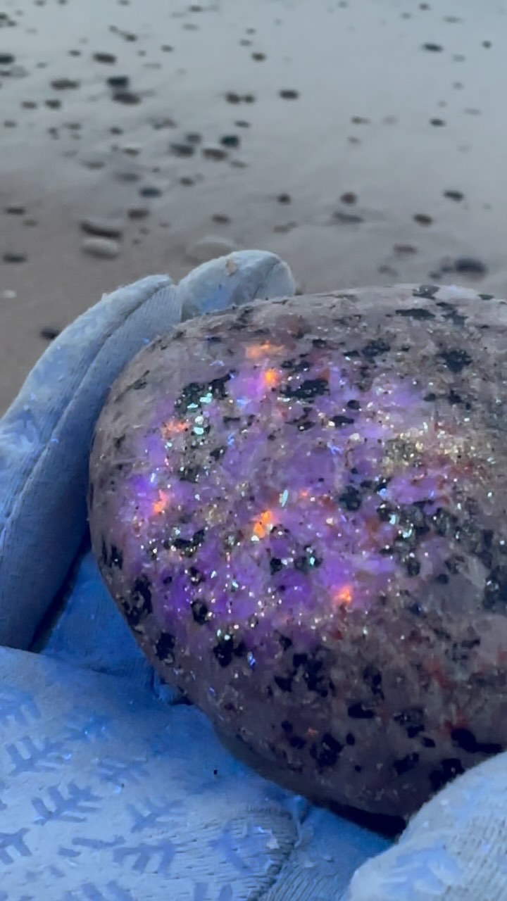 Sometimes, the Yooperlites don’t have a lot of sodalite deposits ...