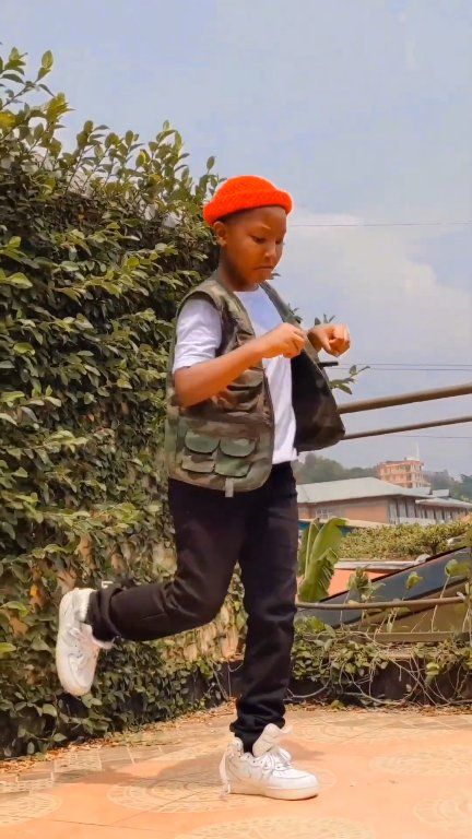 Chriss Eazy 🤪 🫶🏾🎤 utibagirwa kumfollowinga 👉🏾 Denzo official # ...