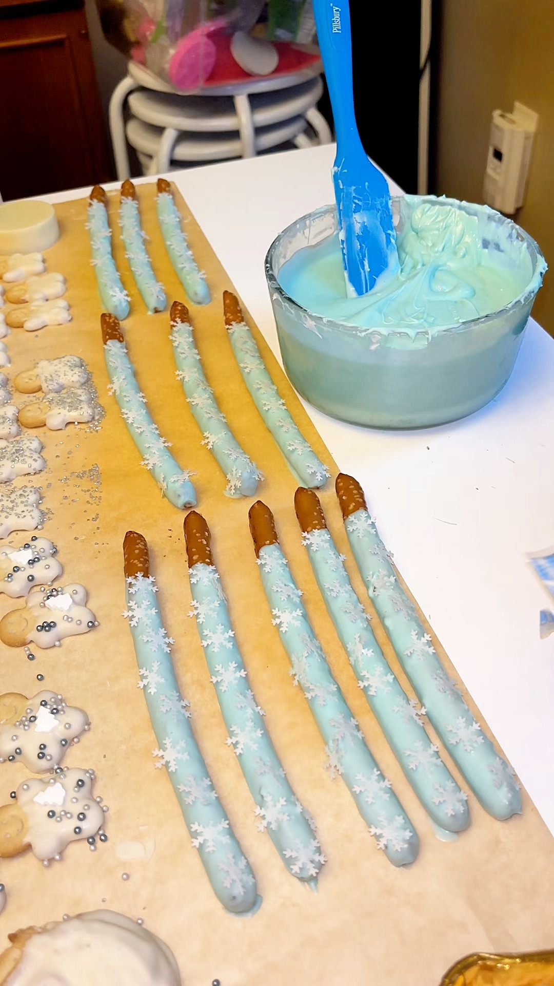 Make some chocolate dipped pretzel rods with me! Baby blue melted ...