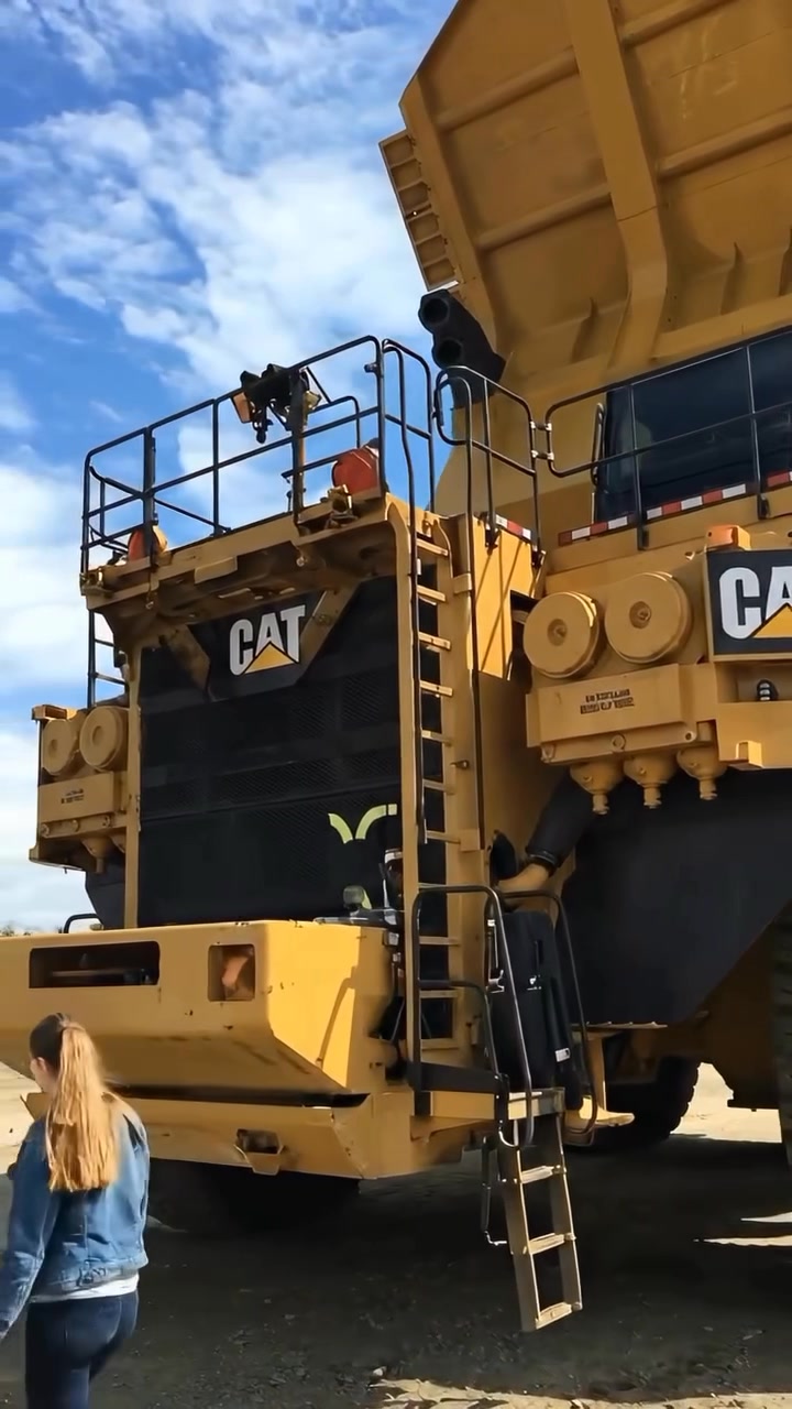 This is the world's largest mining truck ⬇️ - The BelAZ 75710