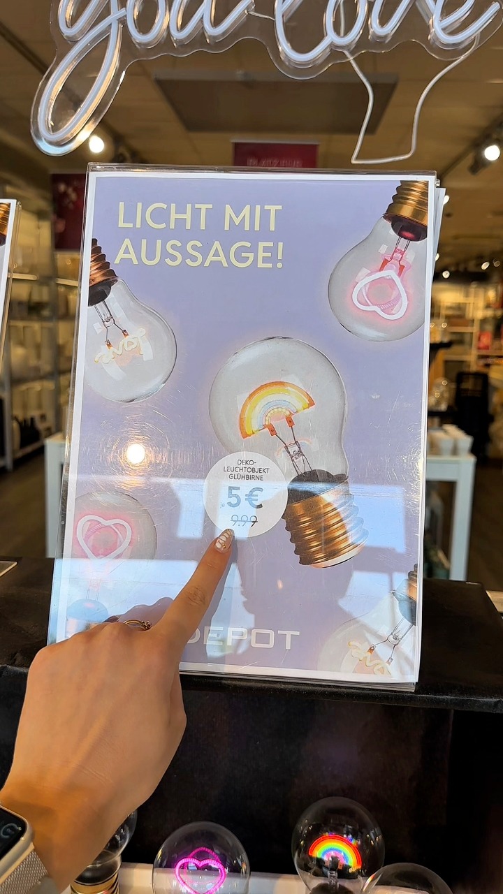 Kleine Leuchten mit großer Wirkung – jetzt im Kinzigbogen Hanau im DEPOT! 💡🌈Die „Licht mit Aussage“-Glühbirnen gibt’s aktuell für nur 5 Euro – statt 9,99 €.Ob mit Love-Schriftzug, Herz, Smiley oder