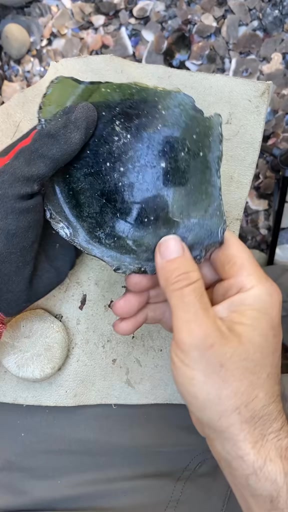 Green bottle glass knapping #flintknapping #bottleglass #glassart # ...
