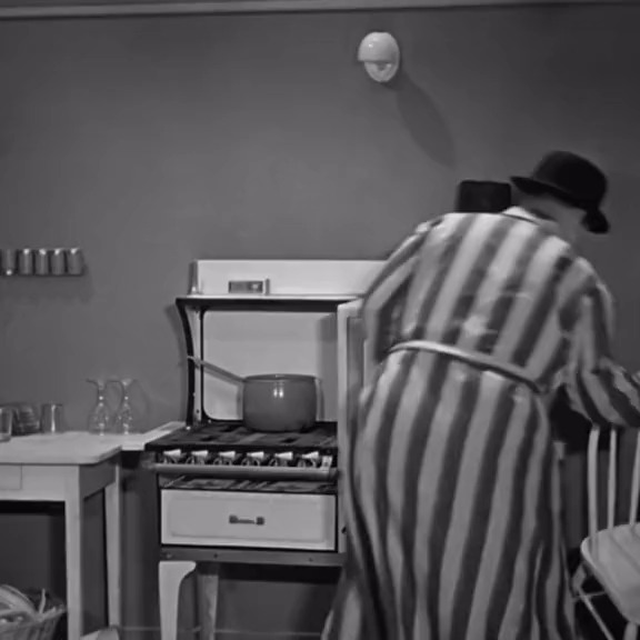 Laurel and Hardy in ‘Helpmates’ (1932) #laurelandhardy #stanlaurel # ...