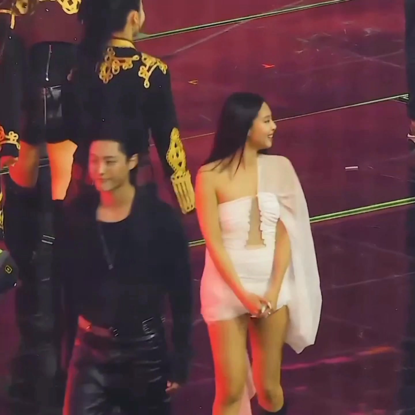 jennie giving karina a small glance after they exchanged greetings 🥹🫶🏻 ...