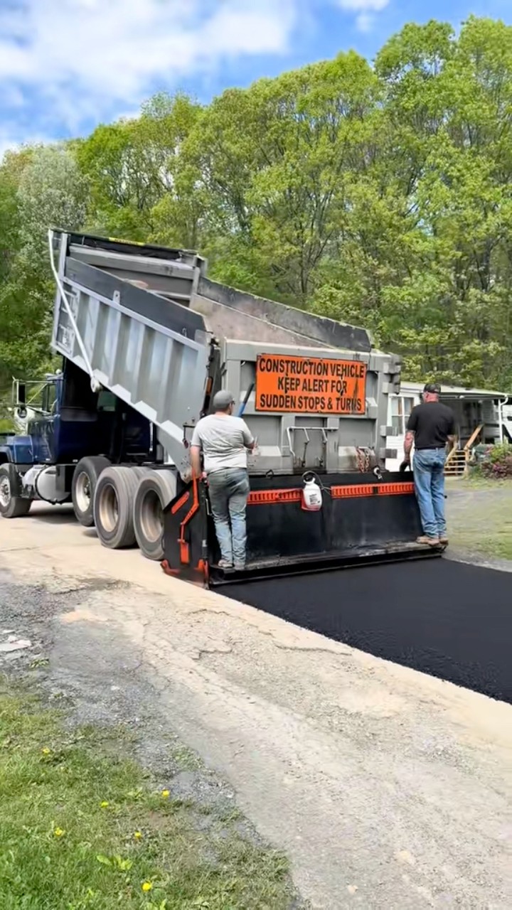 Watch how this dump truck feeds hot mix directly into a DraggTec ...