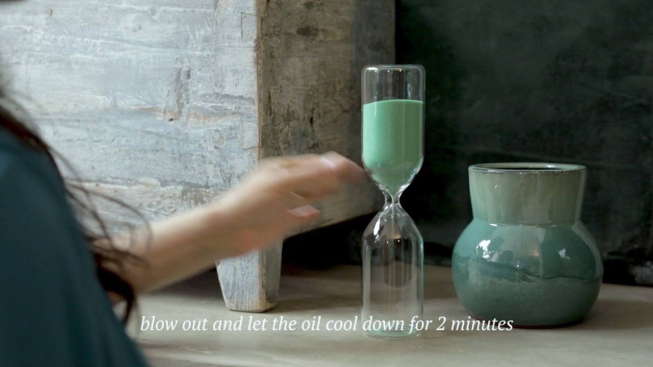 Zünde die Kerze an, lass' das Wachs zu einem weichen, nährenden Öl schmelzen und gönne dir ein seelenwärmendes Massage-Ritual. #theritualofanahata, https://rituals.world/AnahataMassageKerze