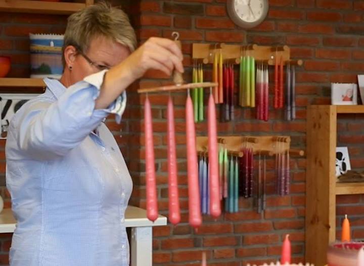 Im KerzenHuus in Steinfeld kann man Kerzen noch selber ziehen. Ein Vorgang, der einem von der Hektik des Alltags entschleunigen kann. Das ganze Video: www.shz.de/21816767 | shz.de
