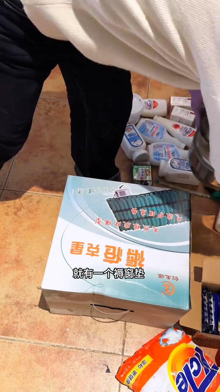 第四集 北京斷舍離第四天，收拾小倉庫了，收拾了一小半扔出去兩車的東西，空間立馬就大了明天繼續 | 霞姐的阳光生活 | Facebook
