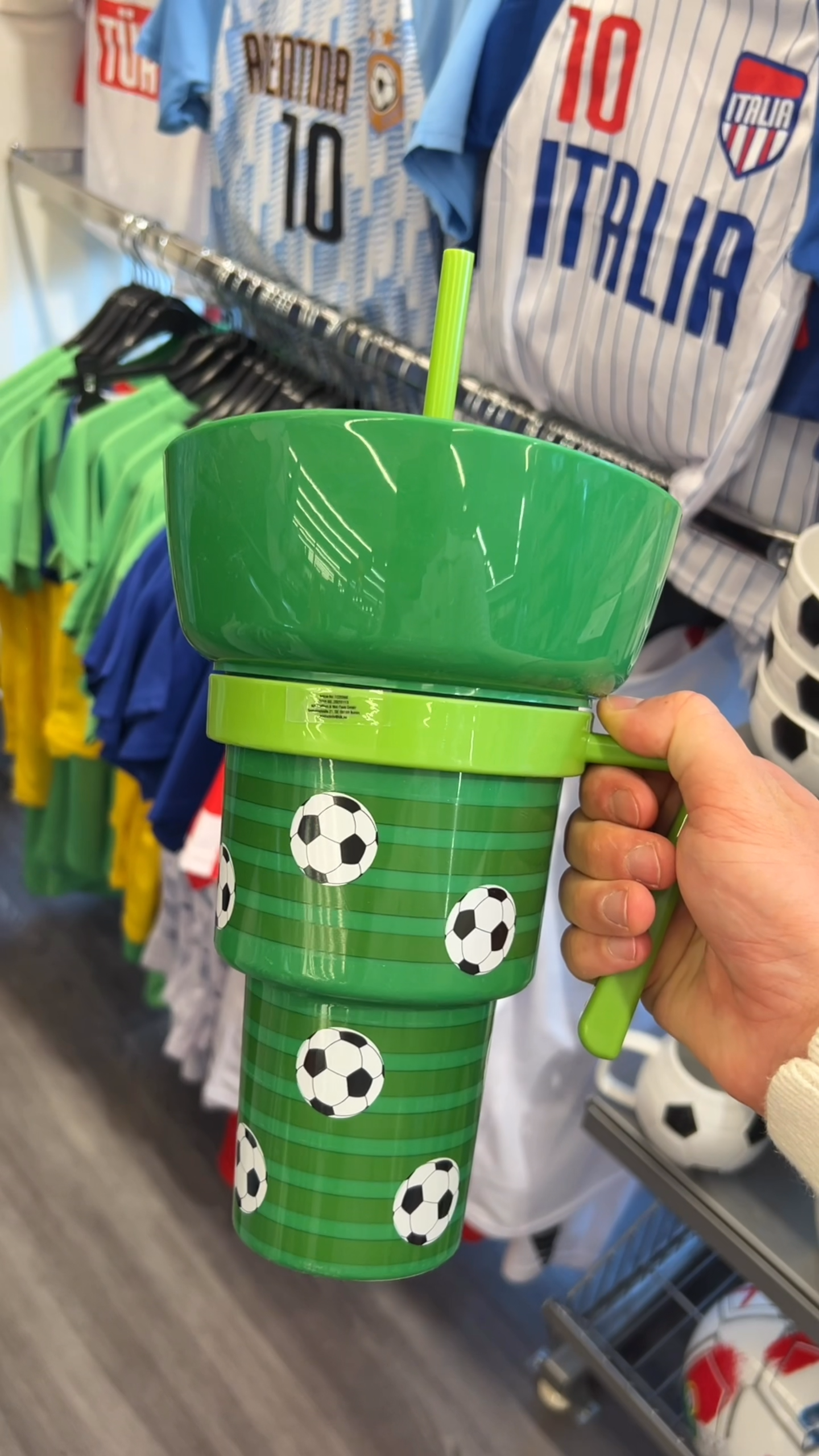 ⚽🍔 Fußball schauen, grillen und gemeinsam feiern!, Mit unseren Fußball- und BBQ-Artikeln bist du bestens für den nächsten Spieltag vorbereitet. Von Einweggrill über Pappteller bis hin zu passender