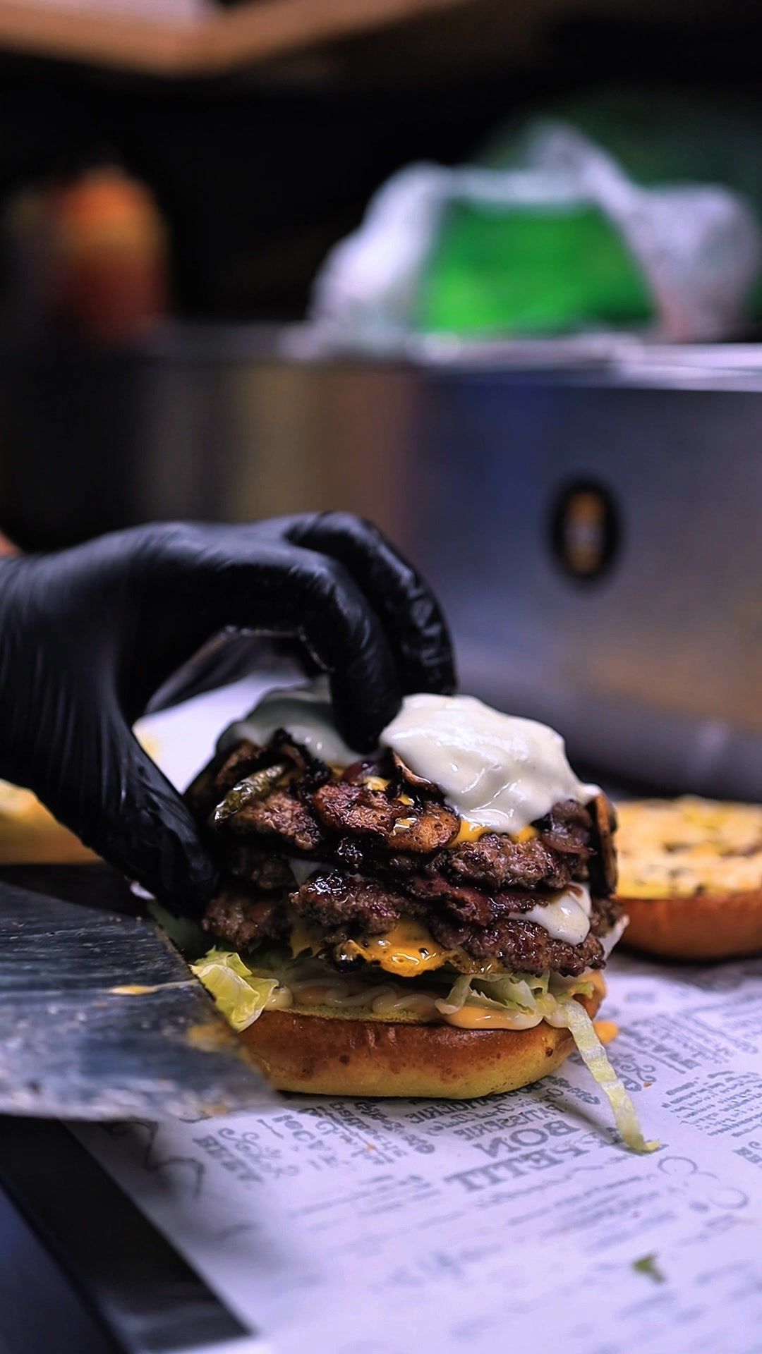 🤤 كل لقمة من Rimz Burger حكاية طعم غير! لحم طازج + موتزاريلا سايحة ...
