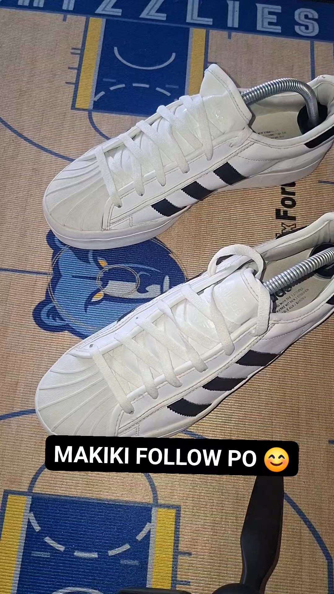 Brand new Adidas Advantage sneakers in men's size 9.5. Clean Cloud