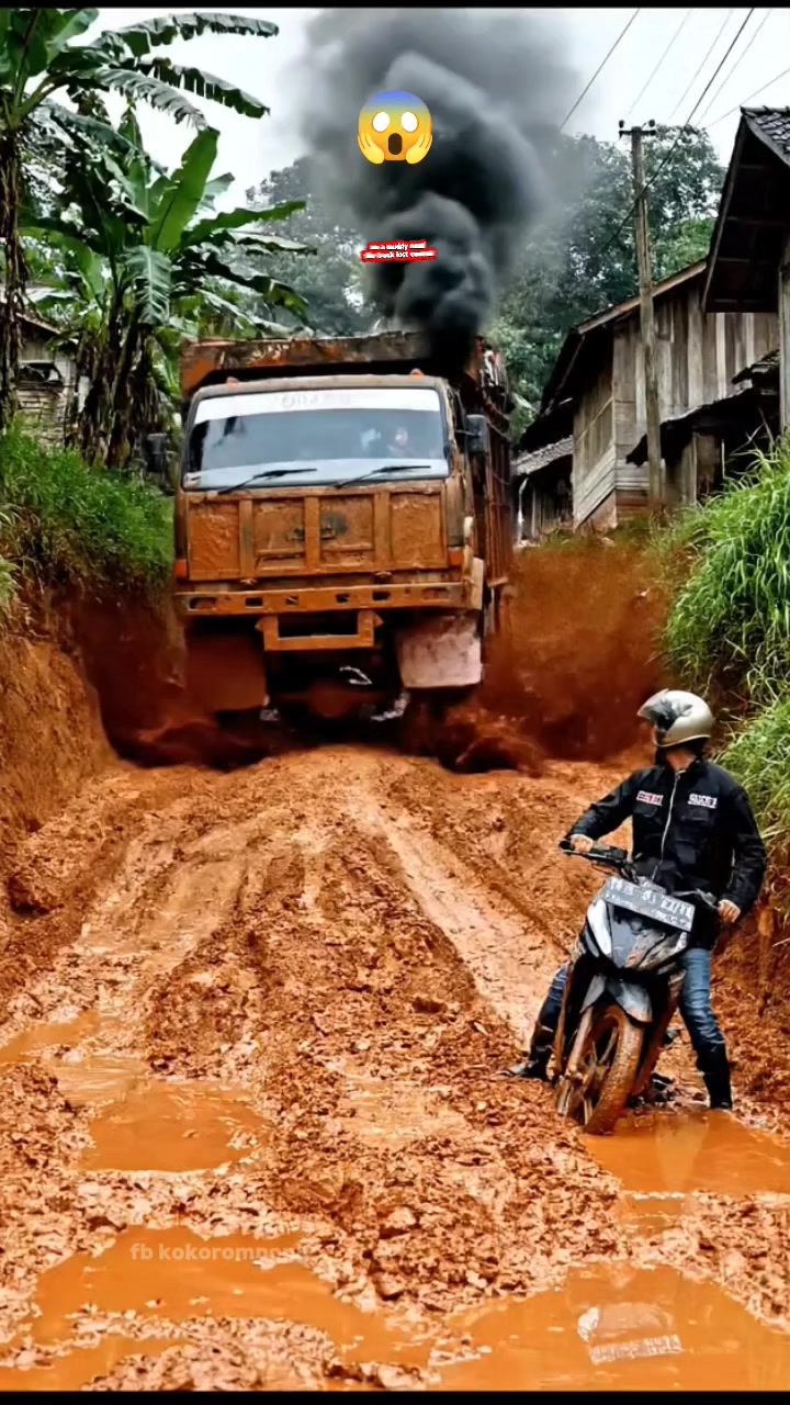 😱on a muddy road the truck lost control #viral #reel #trx #dodge #USA # ...