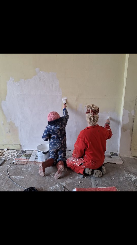 Painting the walls | Fred Sutton