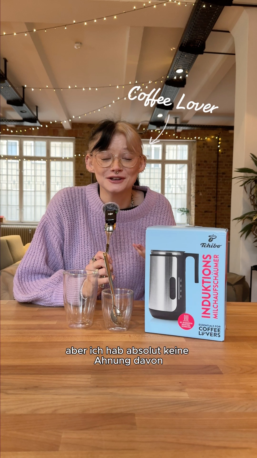 Wenn der Milchschaum aussieht wie eine fluffige Wolke, machst du alles richtig! 💫, Chiara wagt sich in Folge 4 von „Projekt Kaffee“ an den Induktionsmilchaufschäumer. 🥰,