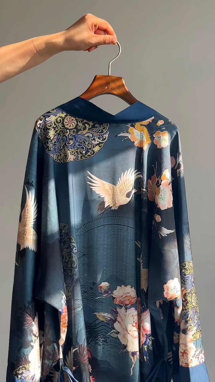 Capturing your attention in the first second, a dazzling luxury robe ...