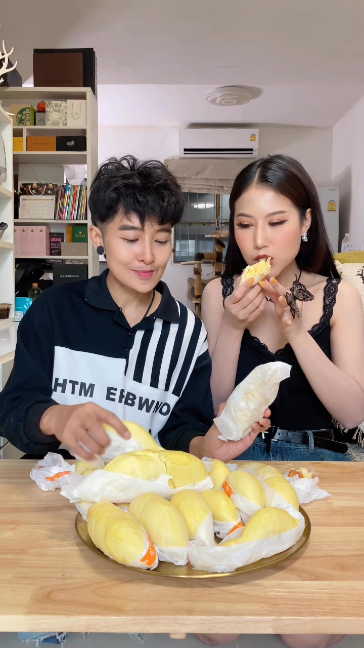 กินโชว์😁 ทุเรียน | Ploy Pinkploy | Facebook