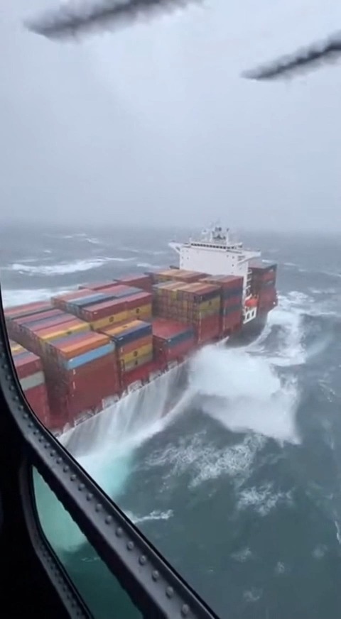 Massive container ship swallowed by giant waves This terrifying footage ...