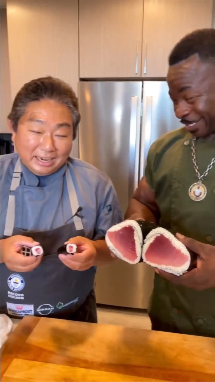 Standard Size or CHEF RUSH SIZE? 😆😱 #sushimaster #sushi #tuna