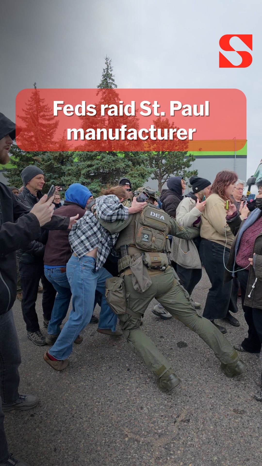 A crowd confronted federal agents conducting a raid Tuesday morning ...