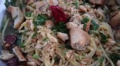 Spaghetti aglio, olio, peperoncino e tarallo sbriciolato ...