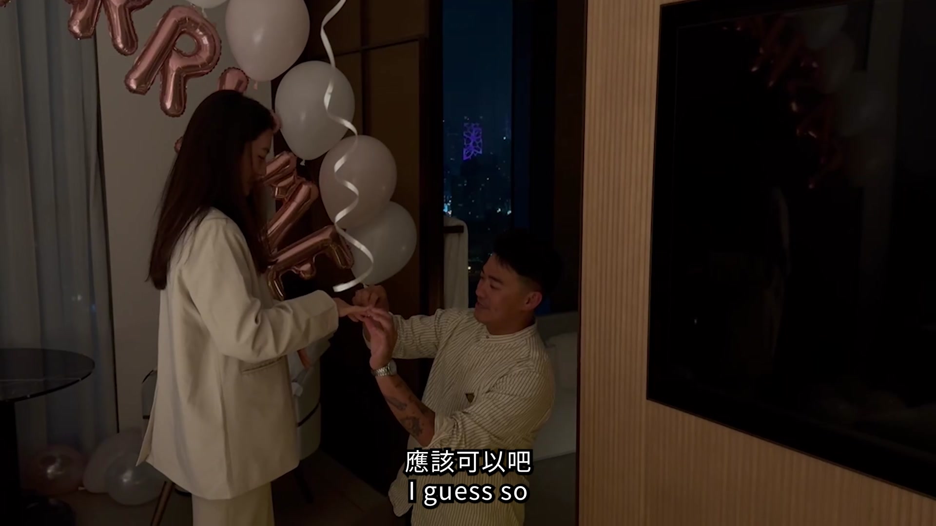 大家敲碗的求婚影片來啦！ 要給塔莎驚喜真的是不容易，她實在是有夠精明😂但還是很努力地找了個冠冕堂皇的理由，提前布置了一整個下午，有這些氣球 ...