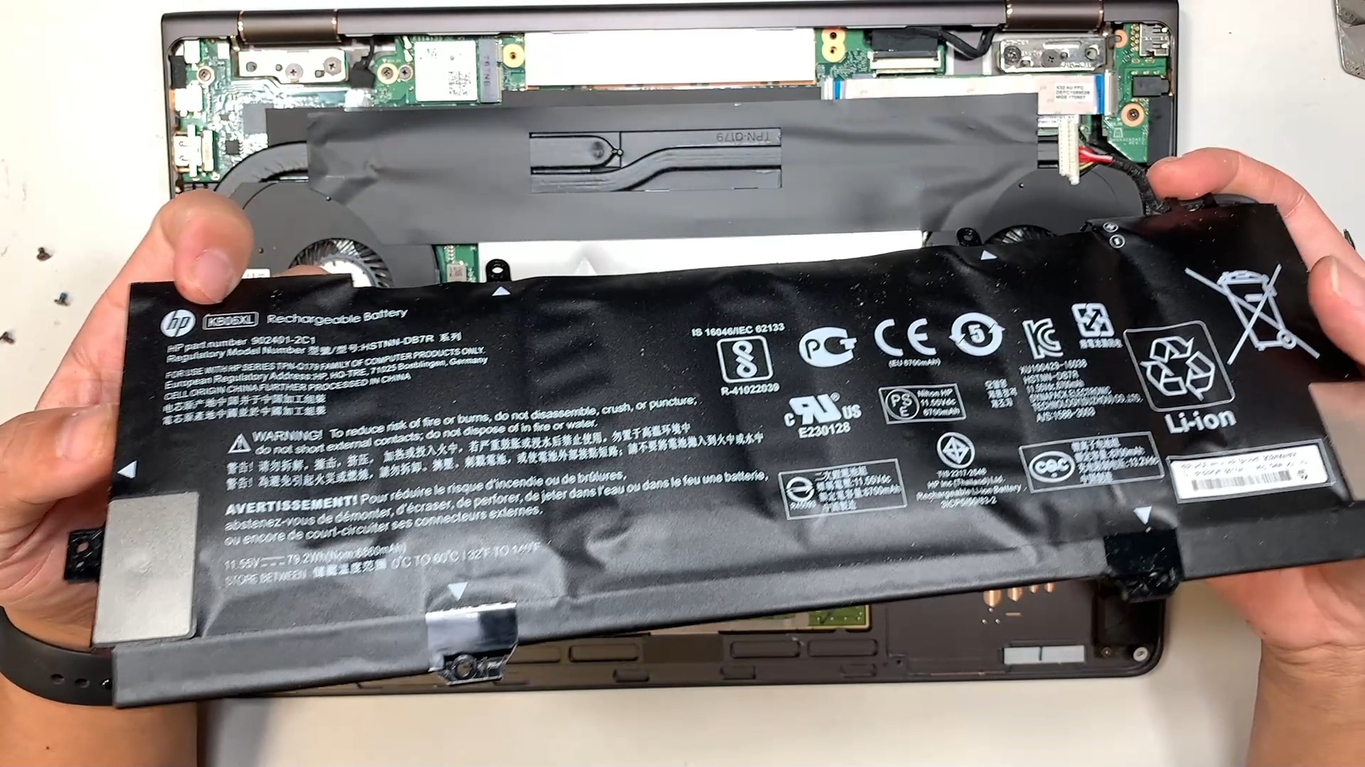 メモリー④ How to replace battery on a HP 15 Laptop Spectre x360. The model