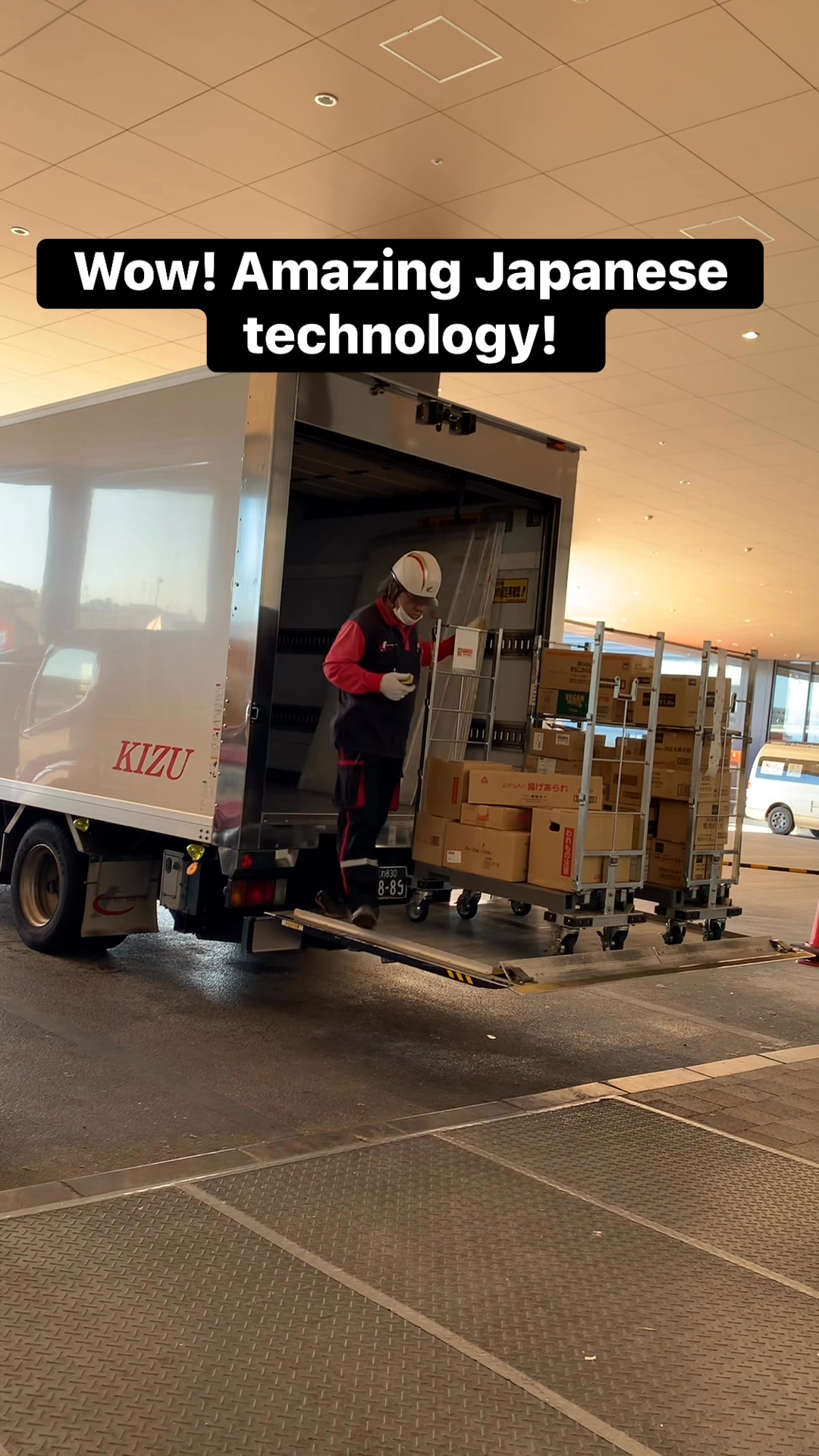 Amazing Japanese technology—this truck’s unloading system is so smooth ...