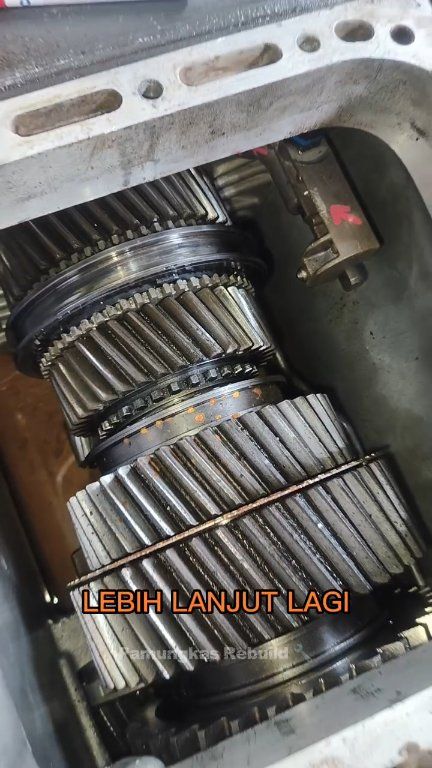 Volvo i-shift transmission. crack in the crowler piston cylinder ...