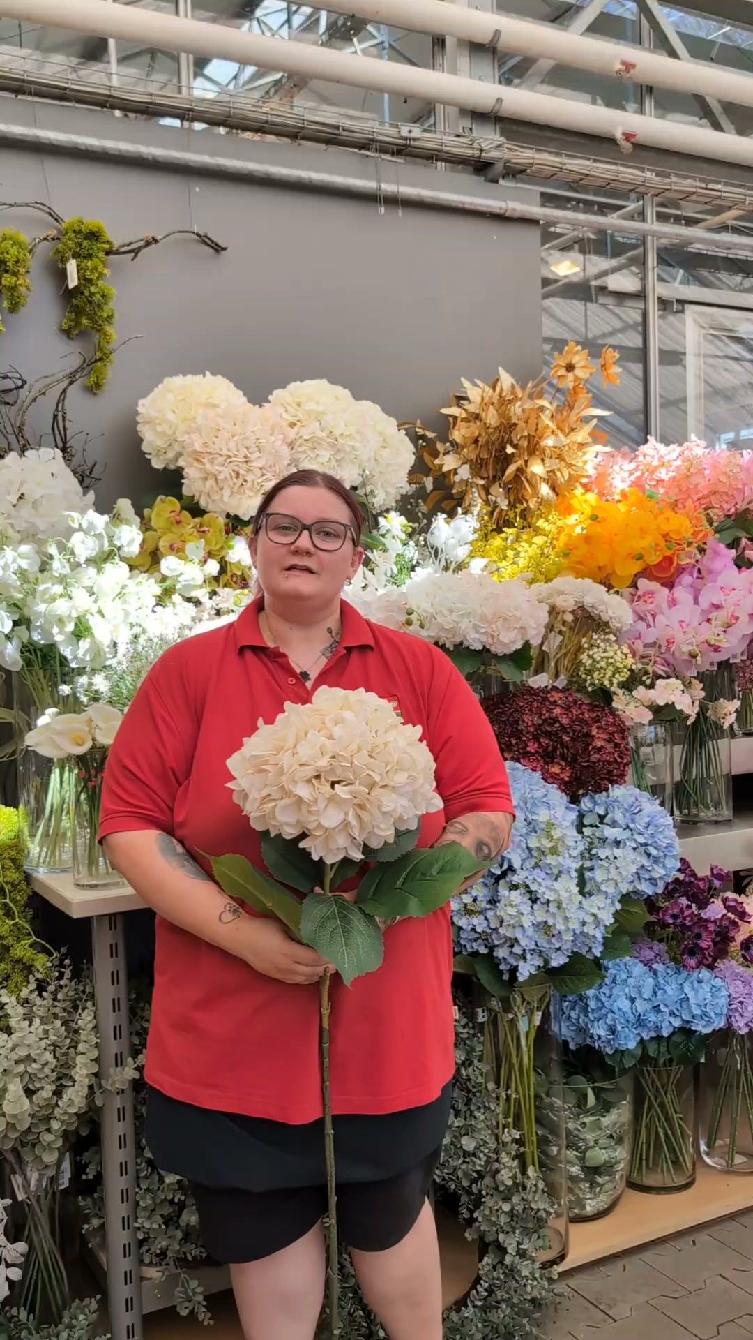 In diesem Video zeigen wir euch unsere schöne Auswahl an echt wirkenden Seiden Blumen vorgestellt von unserer Floristin Anne🌼, #floristik #seidenblumen #Haltbar #echtwirkend | 1A Garten Krauß