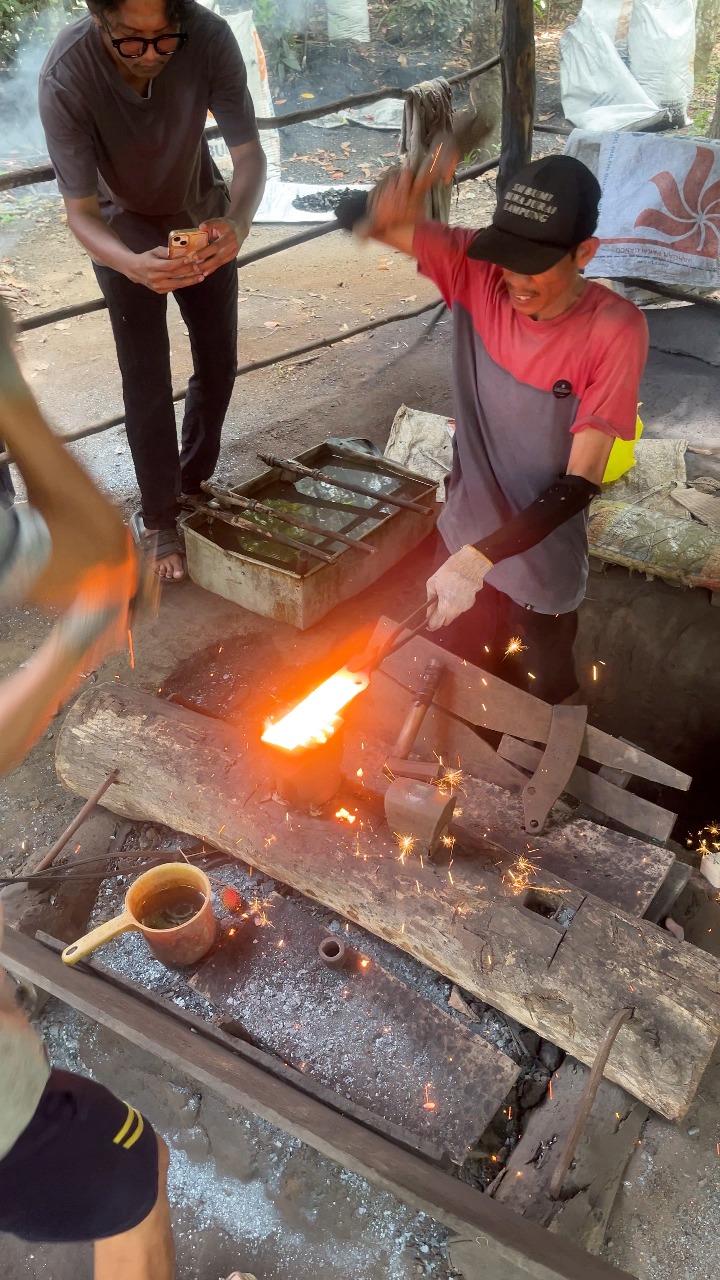 wow what an extraordinary skill, this blacksmith's punch emits fire ...