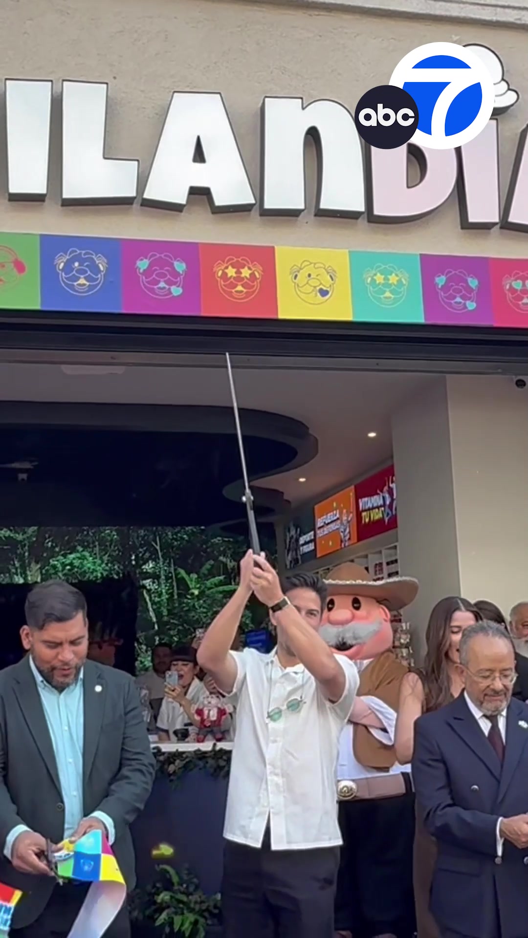 A new star is in town! 🤩 The popular Mexican pharmacy chain, Farmacias ...