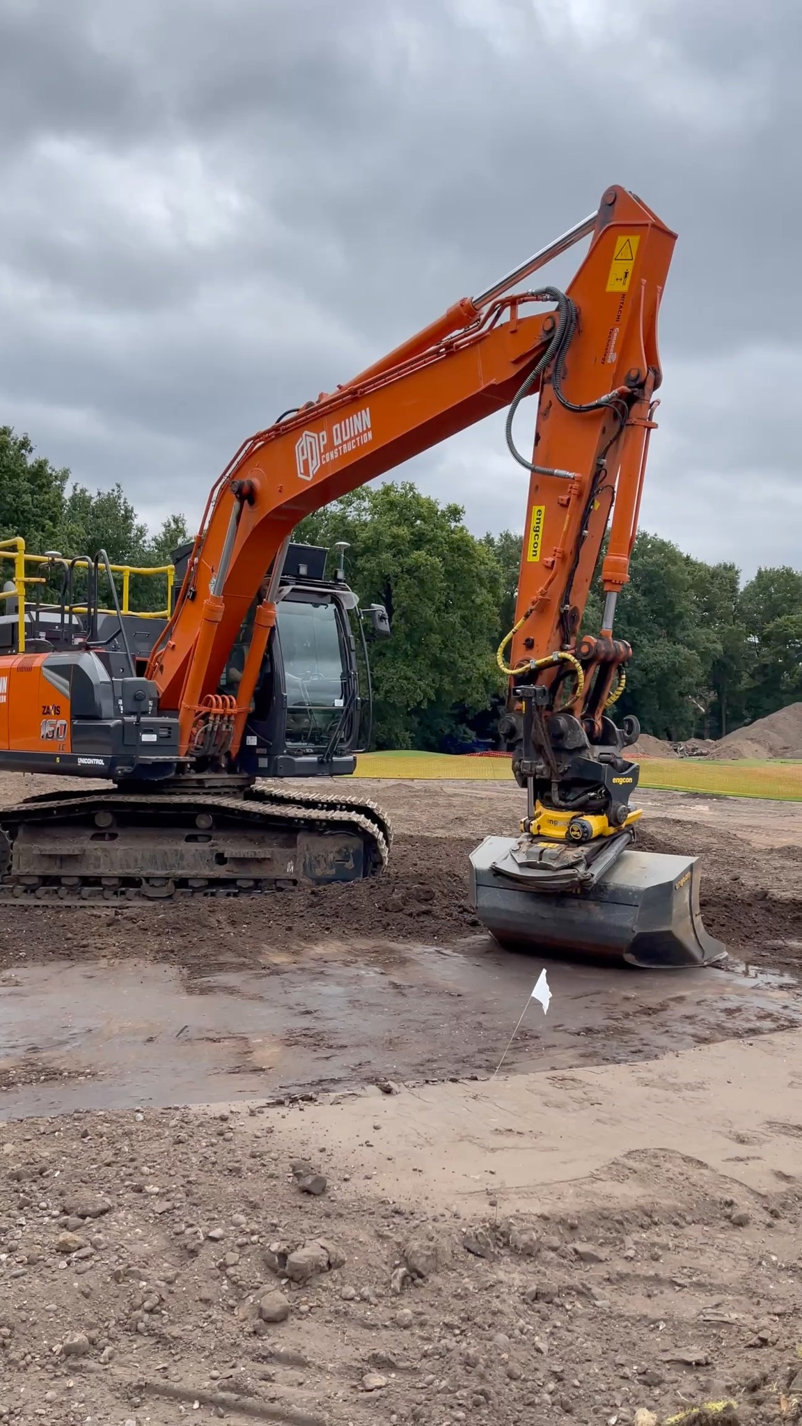P Quinn construction's Hitachi ZX160 with Engcon tiltrotator