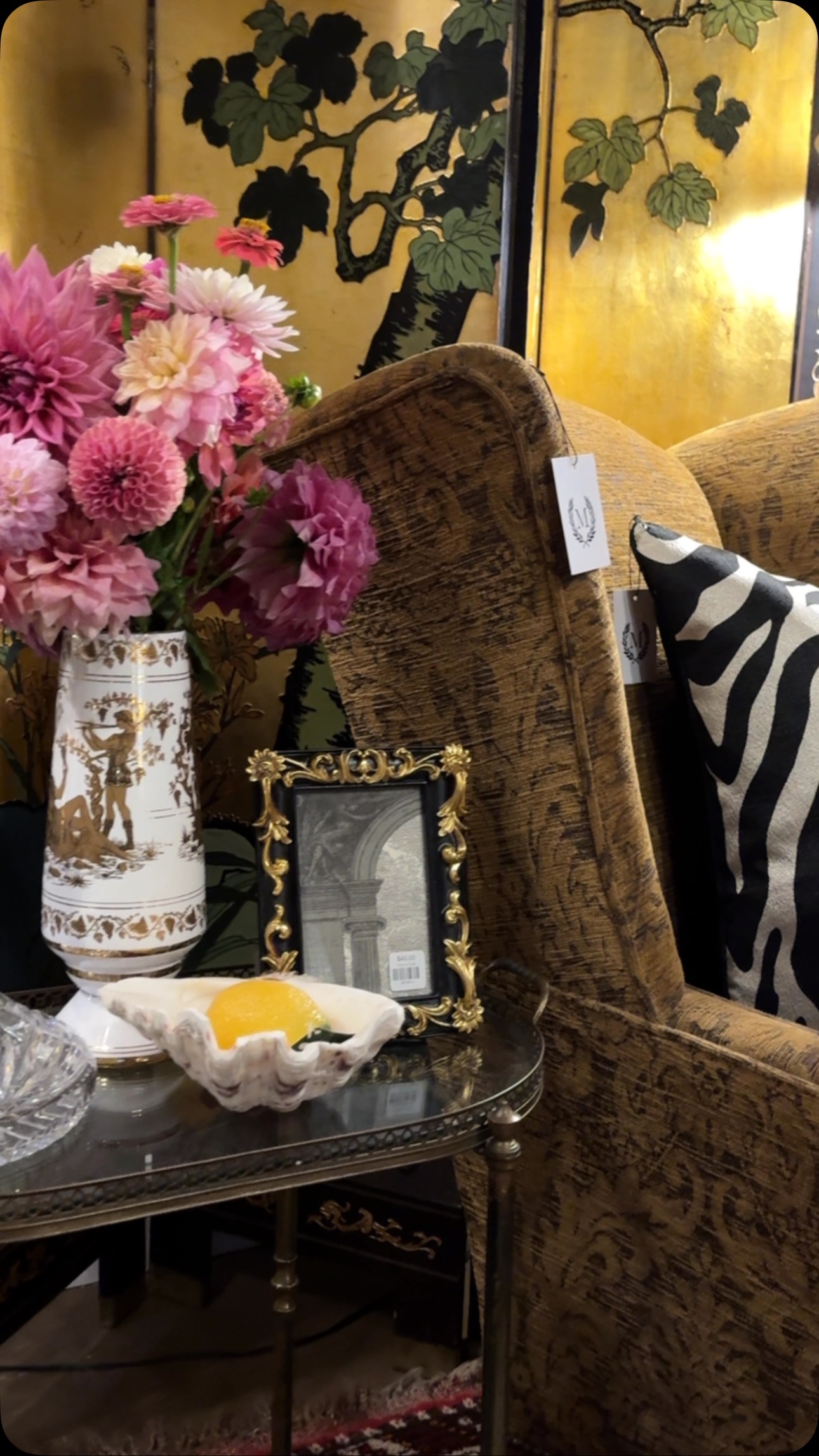 Wishing everyone a lovely weekend 🖤 #interiordesign #antiques #decor # ...