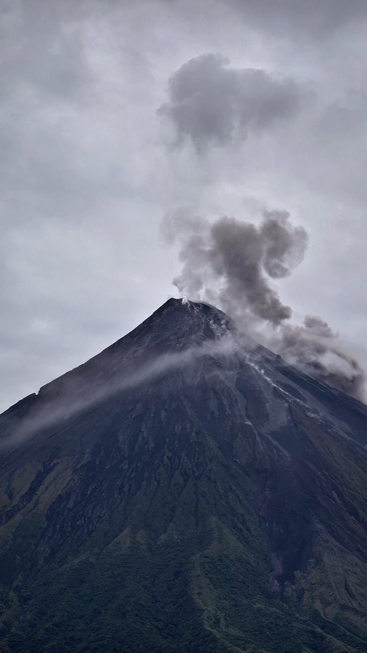 🌋 Mayon Volcano is putting on a show🔥 , and yes! It is still safe to ...