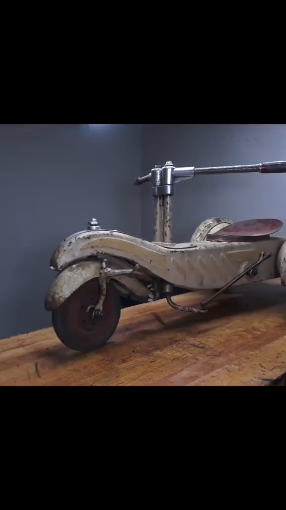In this VIdeo I restored an 100 year old french 'Rowing Car' - have fun ...