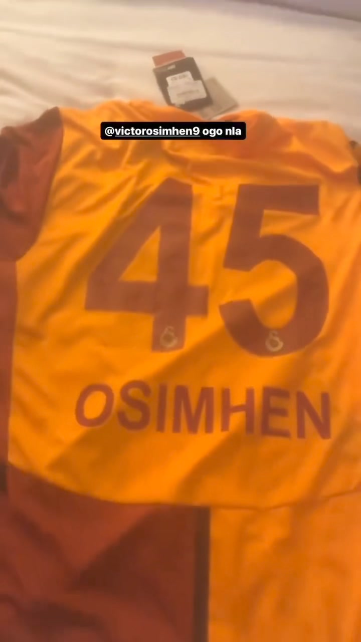Osimhen gifts Galatasaray jerseys to his Super Eagles teammates