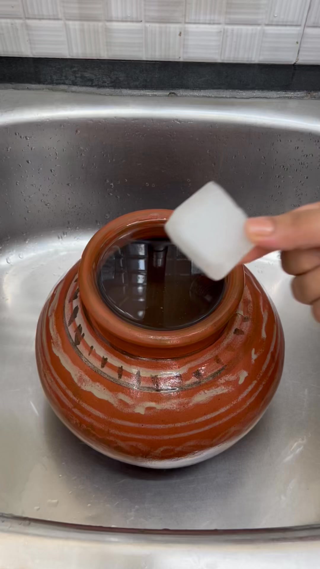 ये चीज मटके के पानी को बर्फ जैसा ठंडा कर देगी | How to Clean Matka ...