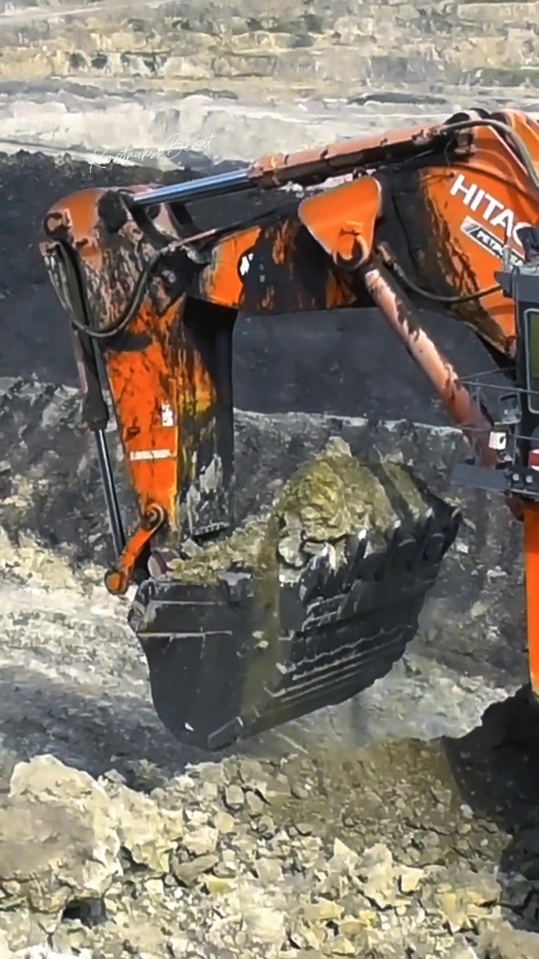 A Hitachi ZX690LCH-7 moving mountains with ease at Steinexpo 2023