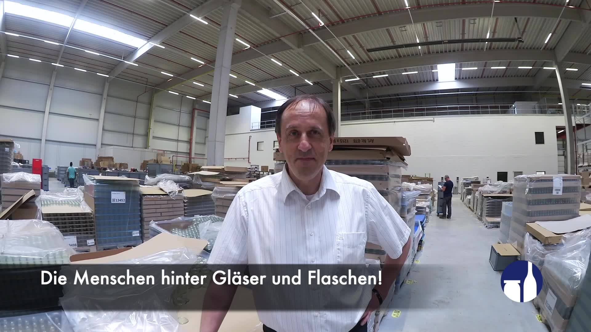Heute möchten wir mal wieder einen Menschen hinter „Gläser und Flaschen“ vorstellen. Wir freuen uns besonders, dass wir ihn VOR die Kamera bekommen haben, denn normalerweise steht er neben seinen