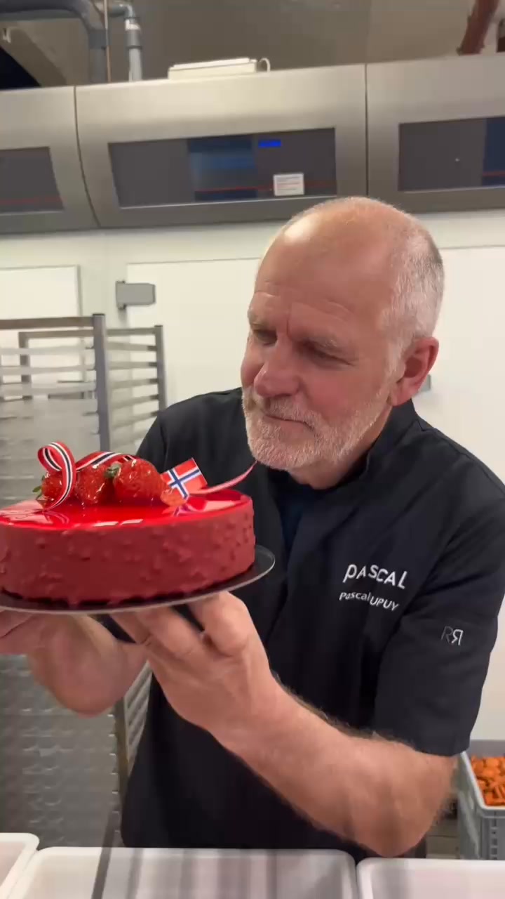 Siste mulighet i dag for å kjøpe 17 mai kake og bestille Afternoon Tea ...