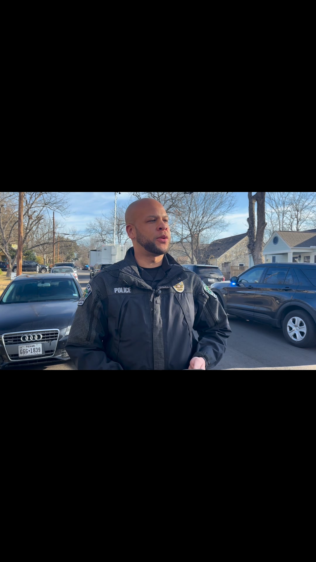 _野_子 Officer Lewis provides a media briefing regarding a SWAT callout