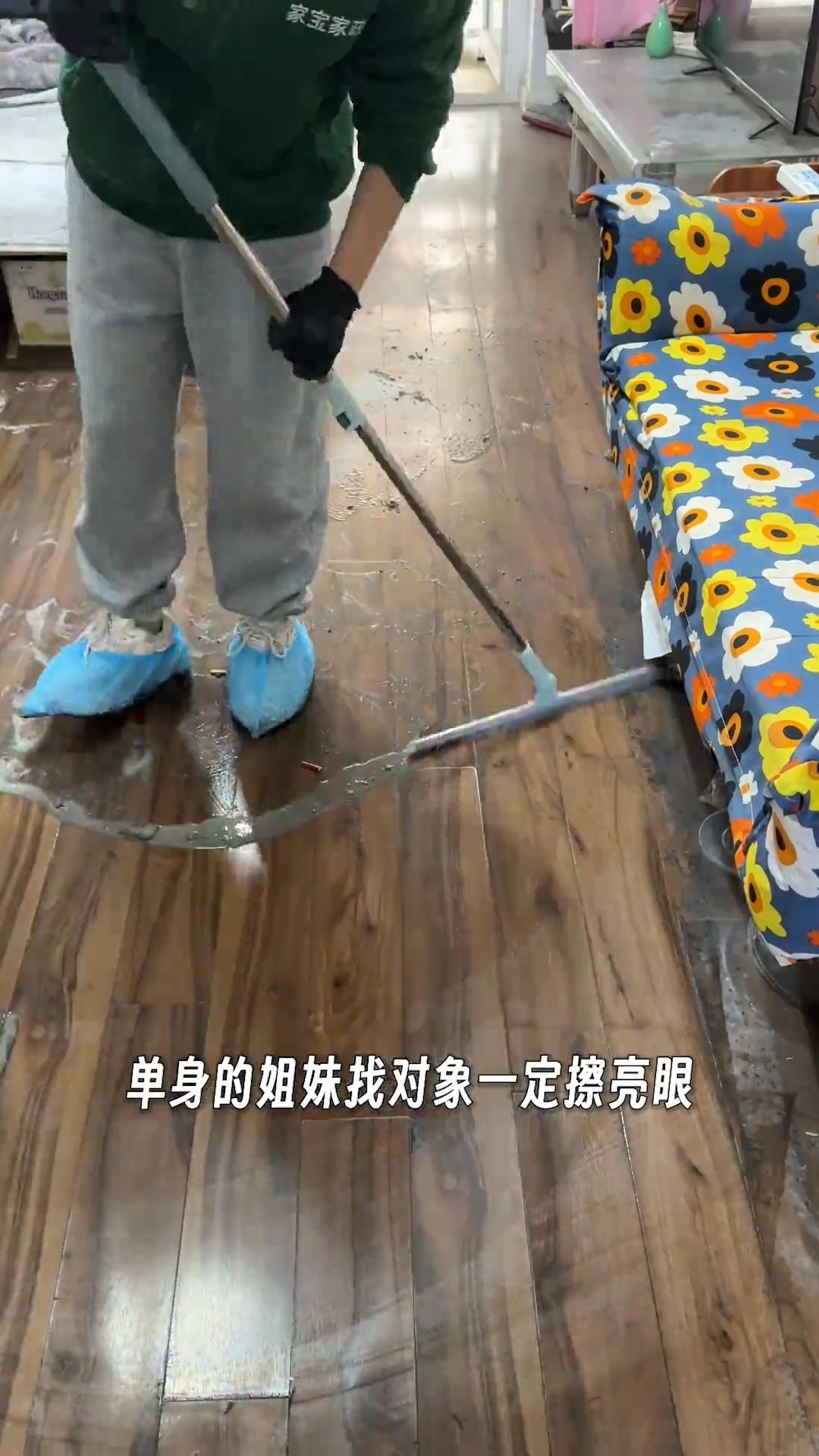 保洁宝妈遇上极品退租房，满屋装满液体的瓶子太炸裂了！还好手机不能传播空气，不然这个视频我都怕你看不完。姐妹们放心，我打扫完的房子，你现在住进去 ...