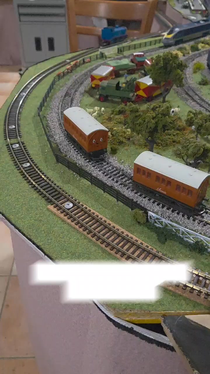 Thomas showing that the new slope is easy to use. #modeltrains #hoscale ...