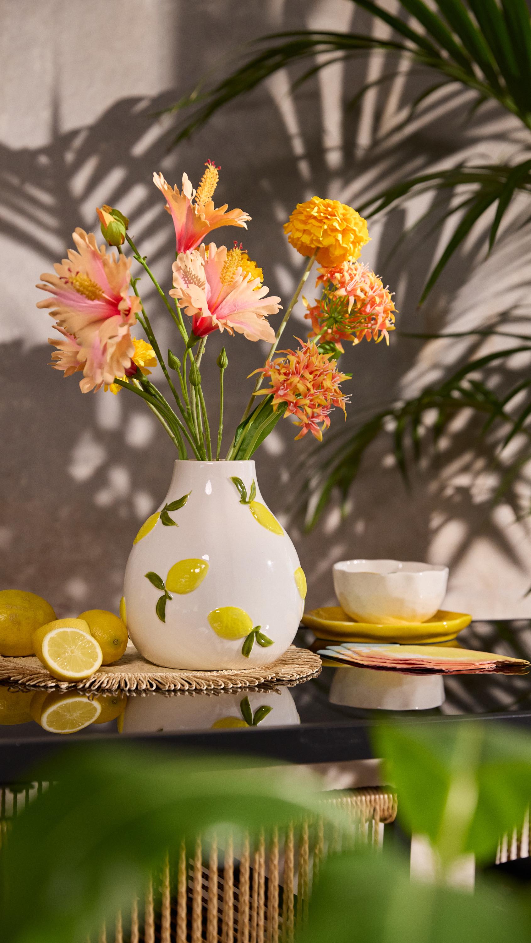 Die Temperaturen steigen – aber mit unserer Vase Lemon bleiben die Vibes im Outdoorbereich erfrischend!🍋 Für alle, die Farbe im Alltag lieben, sind unsere Sommerblumen der perfekte Kontrast., Und du?